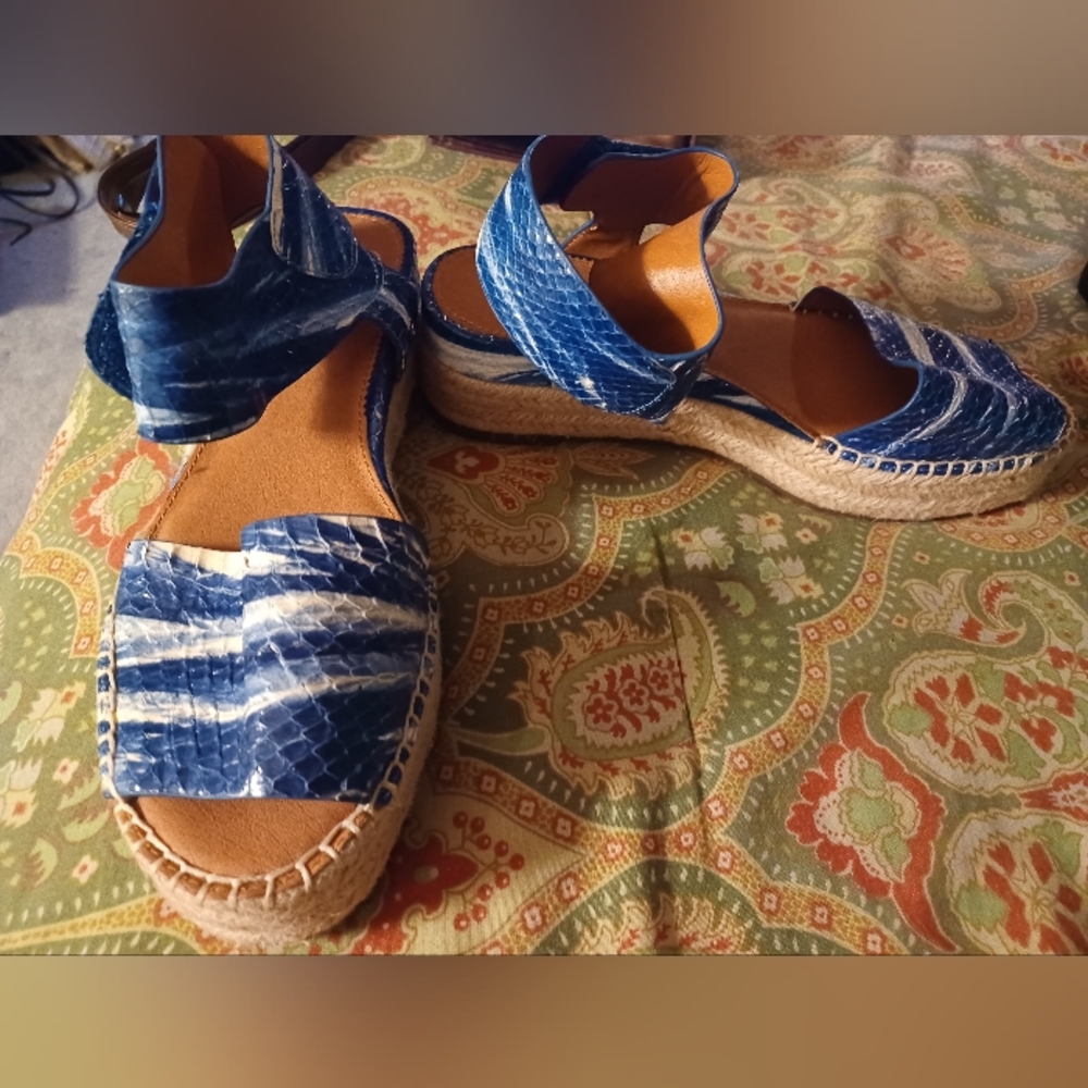 Franco Sarto 8.5 8 1/2 38.5 Blue white leather sandals low heels shoes